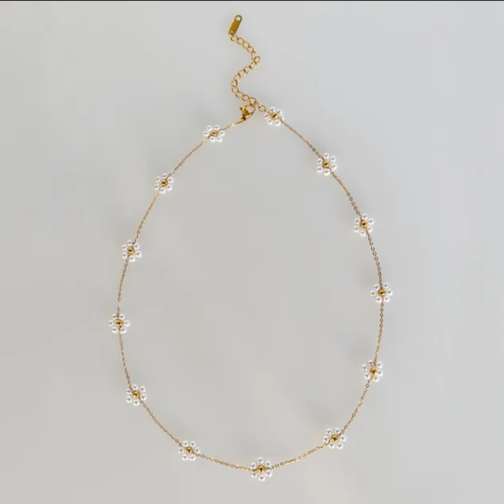 Dainty pearl set necklace