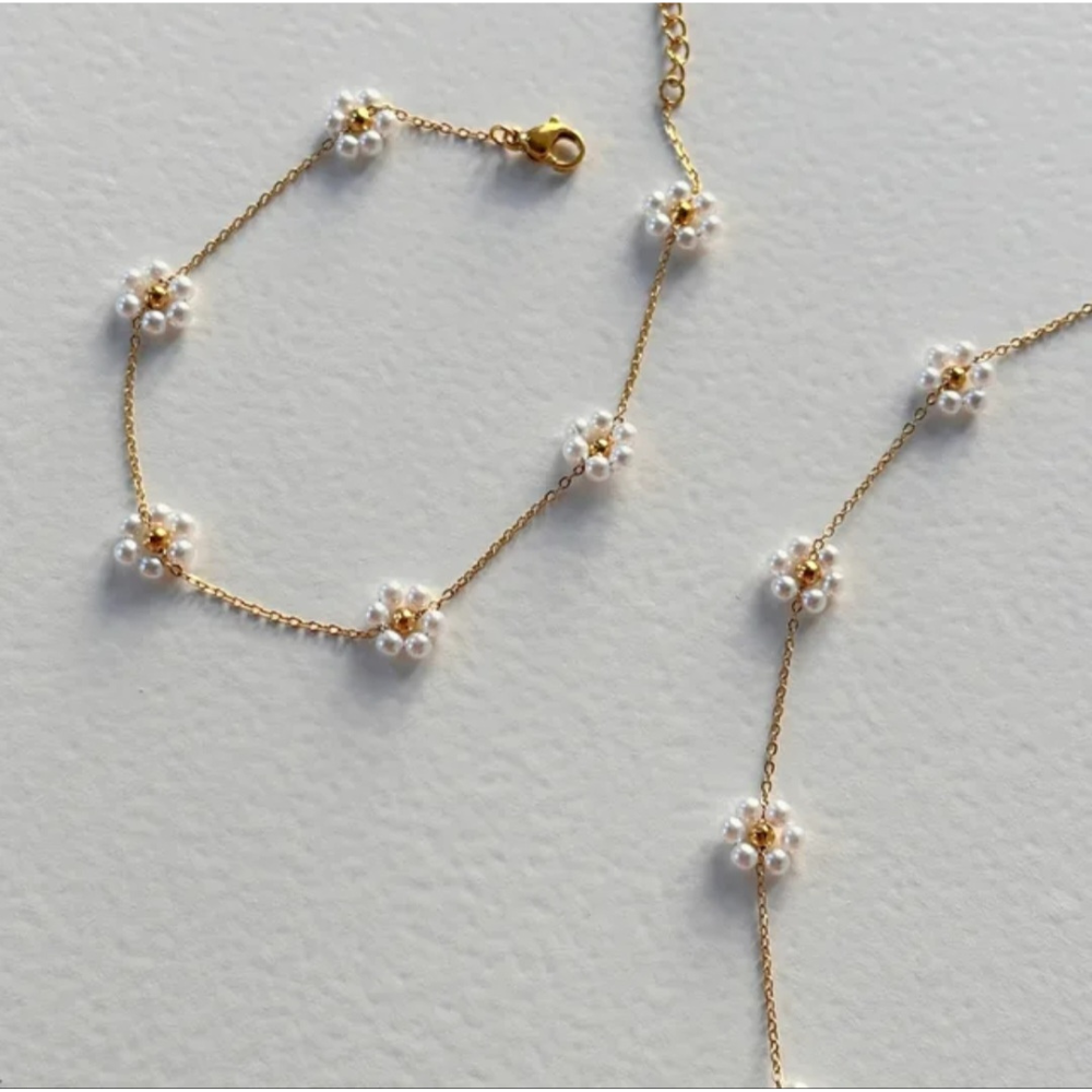 Dainty pearl set necklace